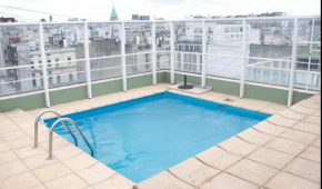 Amplio ambiente y medio luminoso c pileta en el edificio para 4 personas con cama doble y un sillón cama también doble